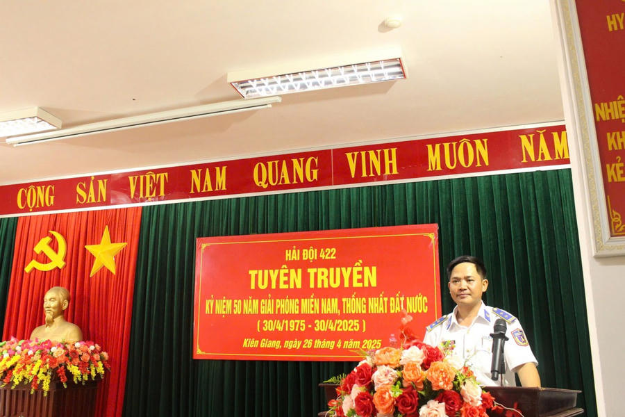 Trung tá Phan Tiến Tùng - Chính trị viên Hải đội 422 chia sẻ tại buổi tuyên truyền