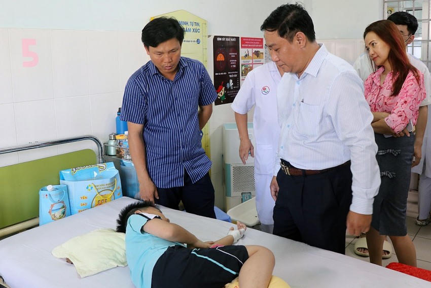 Bệnh nhân đang điều trị tại bệnh viện nghi ngộ độc sau khi ăn cơm gà ở Nha Trang. (Ảnh: Phong Điền)