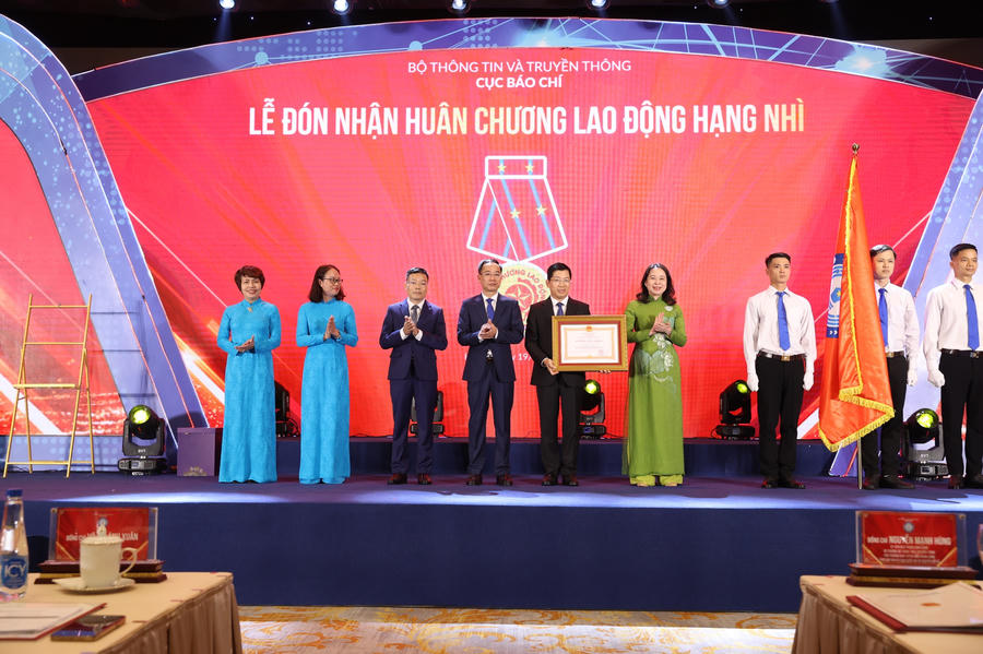 Thay mặt lãnh đạo Bộ TT&TT, Bộ trưởng Nguyễn Mạnh Hùng nhiệt liệt chúc mừng cán bộ, công chức, viên chức của Cục Báo chí qua các thời kỳ.