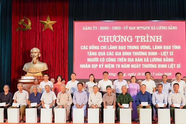 Được sự ủy quyền của các đồng chí lãnh đạo Trung ương và lãnh đạo tỉnh, lãnh đạo xã Lương Bằng đã trao 50 suất quà đến các gia đình thương binh, liệt sĩ, người có công trên địa bàn xã.