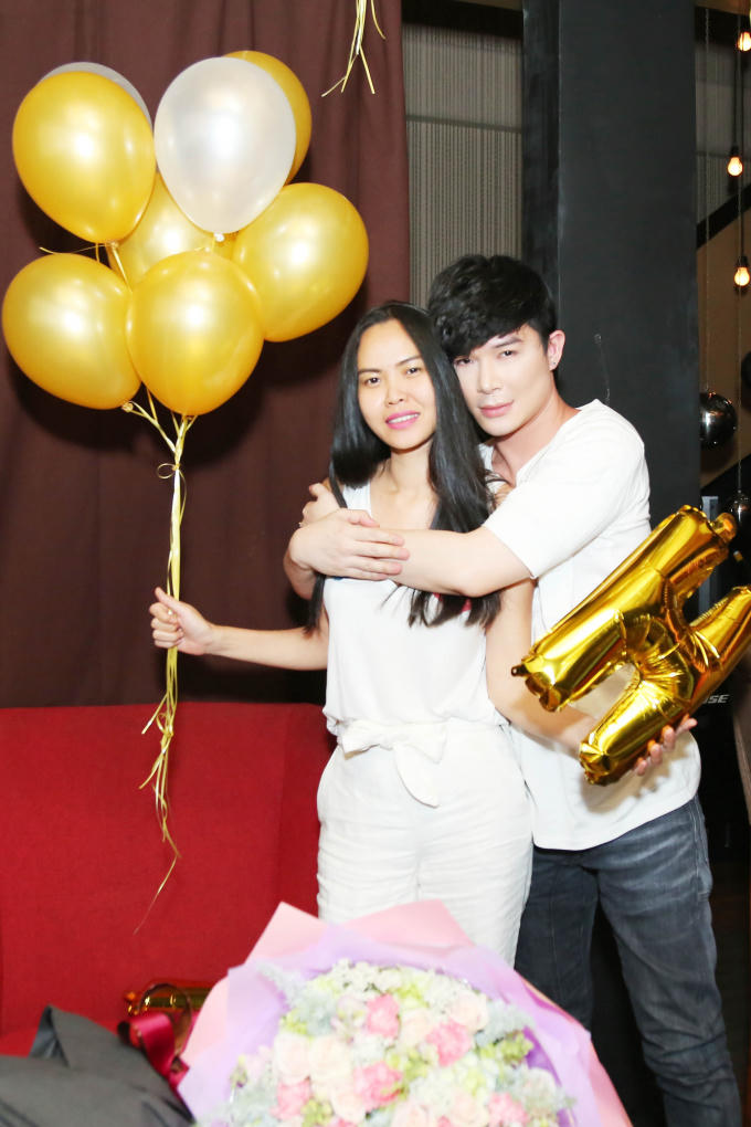 Nathan Lee hôn môi Phương Mai, hôn má Lý Nhã Kỳ trong tiệc sinh nhật