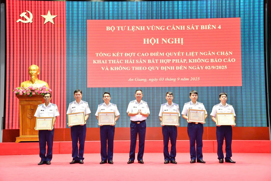 Thiếu tướng Nguyễn Văn Dũng trao thưởng cho các tập thể, cá nhân có thành tích tốt trong Đợt cao điểm.