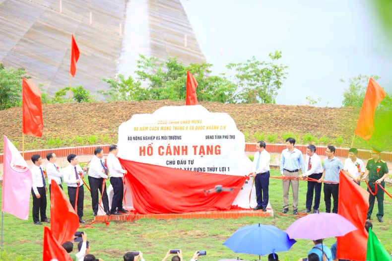 Các đồng chí lãnh đạo Trung ương và lãnh đạo tỉnh Phú Thọ cắt băng khánh thành công trình đầu mối hồ Chứa nước Cánh Tạng.