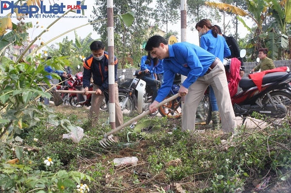 Ông Chu Văn Khang trực tiếp tham gia phong trào tổng dọn vệ sinh nhân tháng thanh niên 2016.