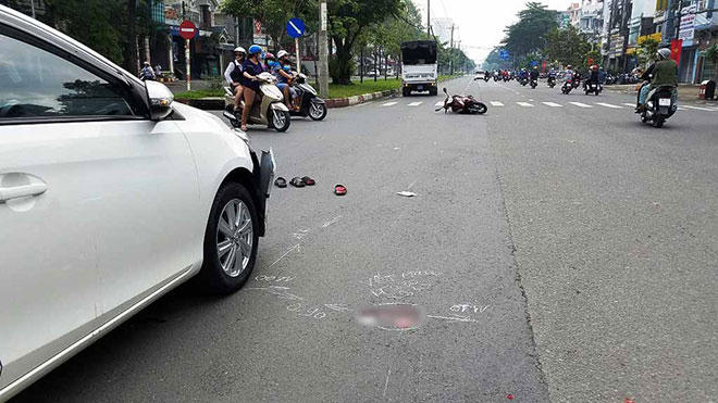 Hiện trường vụ tai nạn ở TP.Hồ Chí Minh khiến 2 thanh niên trọng thương. Ảnh: Dân Việt