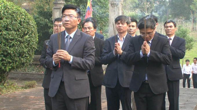 Bộ trưởng Lê Thành Long cùng các cán bộ của Bộ Tư Pháp thắp hương tại mộ Vua Lê Thánh Tông