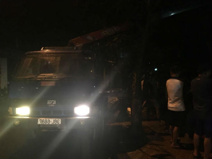 Tới 21h20, xe cứu hộ tới hiện trường để trục vớt chiếc xe đang dưới hồ Trúc Bạch.