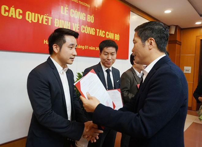Bộ trưởng trao Quyết định cho tân Phó Cục trưởng Cục Quản lý thị trường Vũ Hùng Sơn.