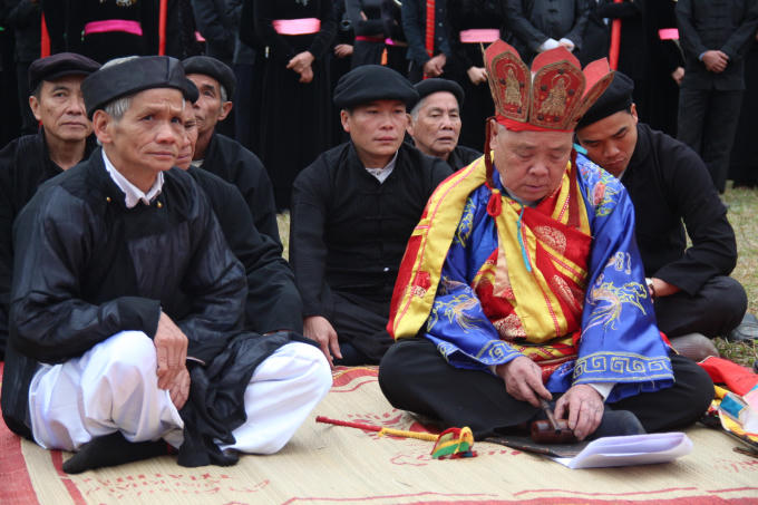 Phần nghi lễ cúng tế trời đất, cầu các thần linh ban cho mưa thuận gió hòa, con người khoẻ mạnh, cây cối tươi tốt, vạn vật sinh sôi, mùa màng bội thu do thầy mo thực hiện.