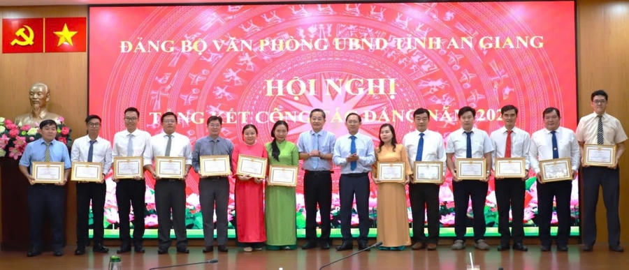 Các cá nhân được Ban Thường vụ Đảng ủy Văn phòng UBND tỉnh An Giang tặng Giấy khen hoàn thành xuất sắc nhiệm vụ năm 2025