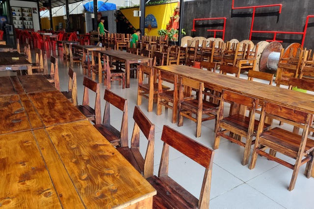 Anh Tiến, chủ một nhà hàng trên đường Võ Nguyên Giáp, cho biết, quán mở hoạt động cầm chừng để duy trì việc kinh doanh chứ thực ra tháng nào cũng phải bù lỗ.
