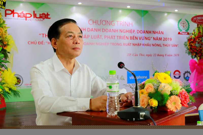 Ông Vũ Hoàng Diệp, Phó Tổng Biên tập Báo PLVN phát biểu khai mạc tọa đàm.