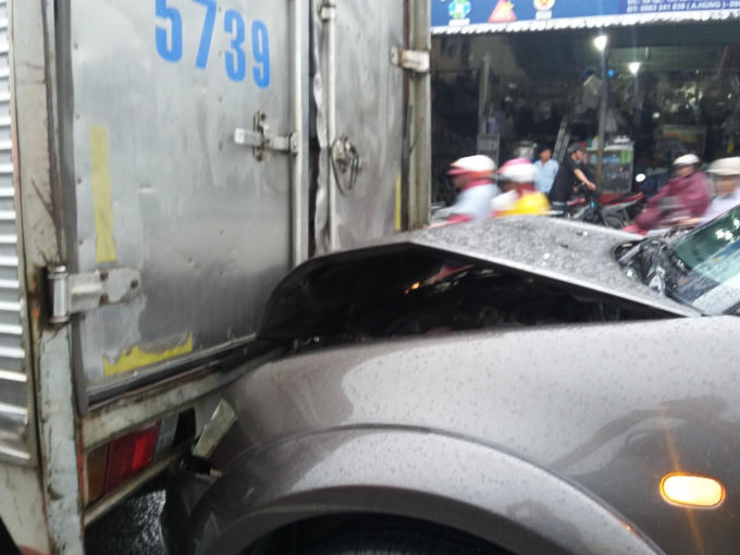 Các phương tiện bị hư hỏng sau va chạm.