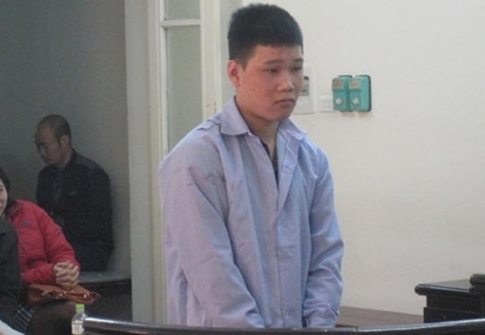 Bị cáo Phùng Thế Anh trước vành móng ngựa.