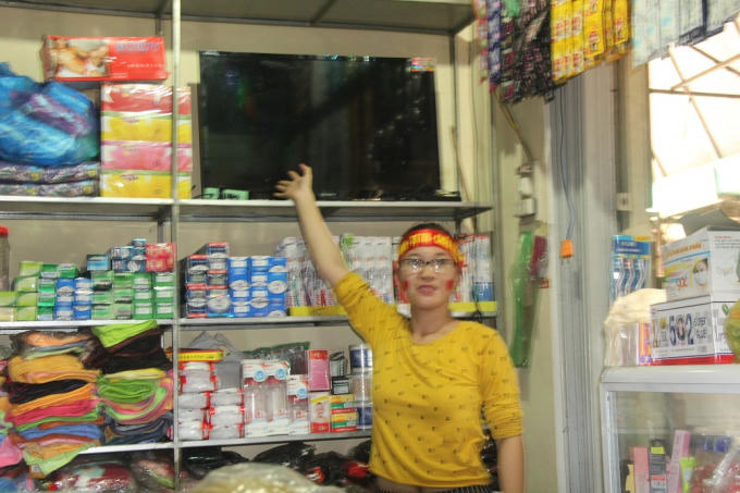 Các tiểu thương thuê cả tivi để theo dõi cuộc thi đấu của Nhật Minh.