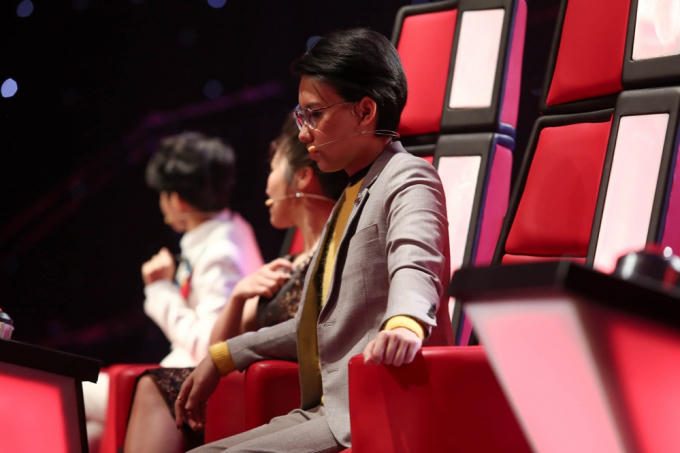 Cậu bé “búi tóc” Quốc Thái hát tiếng Anh khiến 4 HLV “lao” lên sân khấu tranh giành