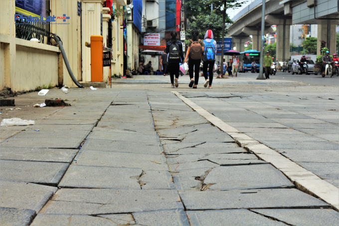 Một số khu vực vỉa hè bị sụt lún khiến gạch lát bị vỡ trên diện rộng. Người dân quanh đây cho biết thường có nhiều người đi xe máy lên vỉa hè, nhất là giờ cao điểm.