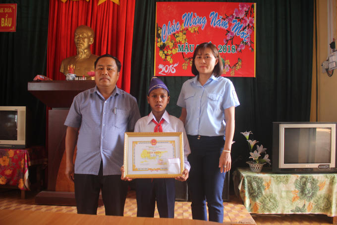 Em Y Nhơng người đã dũng cảm cứu hai học sinh khỏi đuối nước.