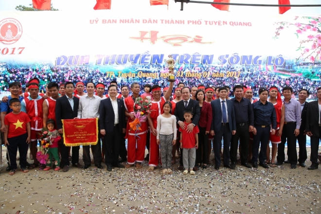 Ông Vũ Văn Sỹ, đại diện đội giành giải nhất chia sẻ: "Đây là sự nỗ lực tập luyện đến từ toàn đội".