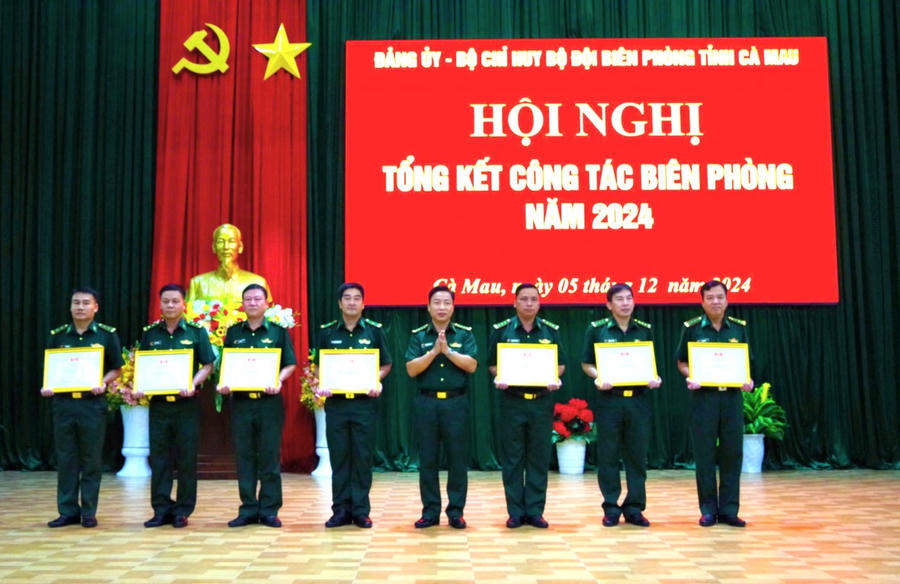 Đại tá Phạm Minh Giang - Bí thư Đảng ủy, Chính ủy BĐBP tỉnh Cà Mau, tặng Giấy khen cho các tập thể có thành tích xuất sắc trong phong trào thi đua quyết thắng năm 2024.