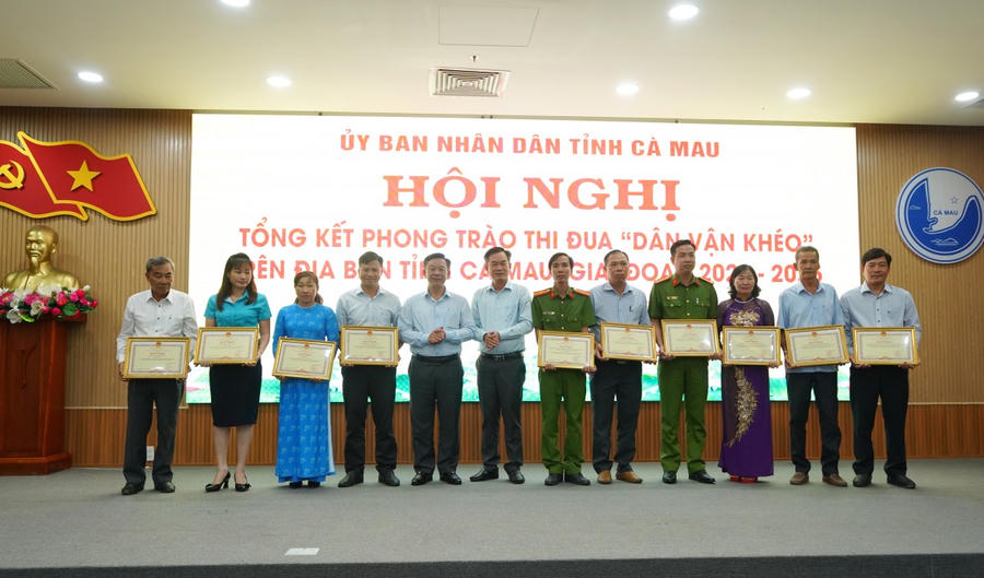 Lãnh đạo tỉnh Cà Mau, tặng Bằng khen của Chủ tịch UBND tỉnh cho tập thể và cá nhân có thành tích tiêu biểu, xuất sắc trong triển khai thực hiện Phong trào thi đua “Dân vận khéo” trên địa bàn tỉnh giai đoạn 2020 - 2025.
