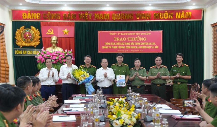 Lãnh đạo tỉnh khen thưởng Công an tỉnh về thành tích xuất sắc trong đấu tranh chuyên án 325L. Ảnh: Báo Cao Bằng