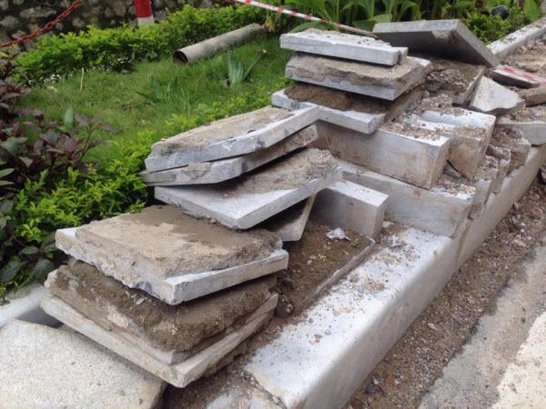 Ngổn ngang gạch, đất trên đuờng.