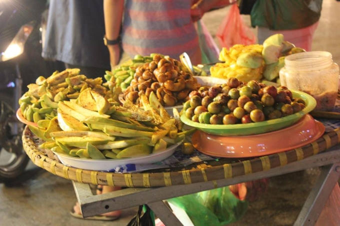 Những gánh hàng rong luôn trở đầy thứ hoa quả trông ngon miệng đến lạ (ảnh Thanh Huyền)