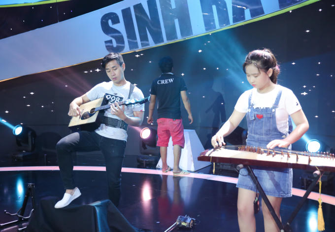 Nguyên Khang đầu tư nhạc cụ 1.000 USD để tập luyện cho đêm chung kết Sinh ra để tỏa sáng.