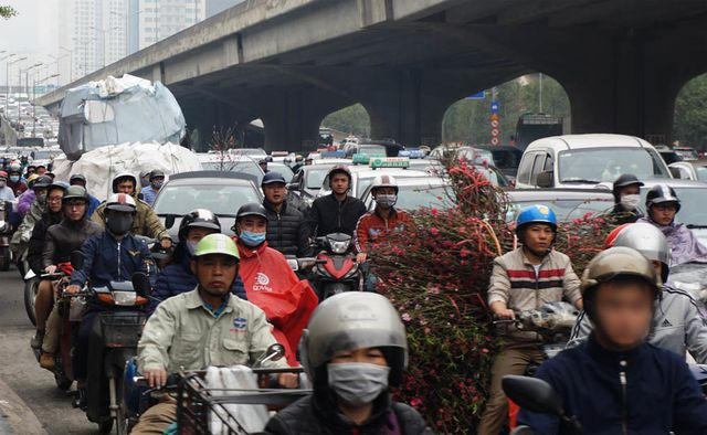 Giao th&ocirc;ng H&agrave; Nội t&ecirc; liệt trong ng&agrave;y 27 Tết