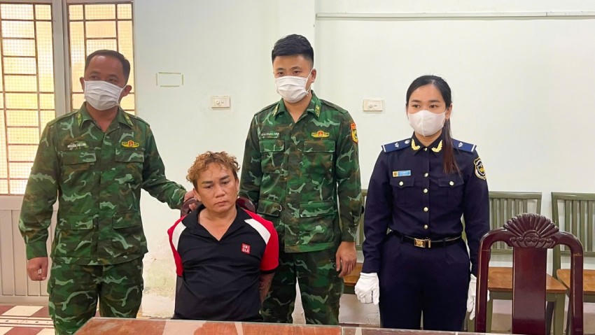 Đối tượng Nguyễn Tấn Thành bị lực lượng BĐBP bắt giữ và đưa về Trạm Biên phòng cửa khẩu Mỹ Quý Tây.