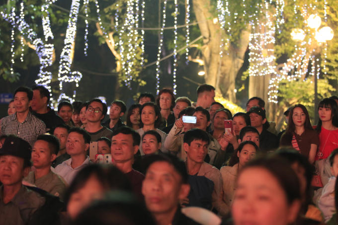 Chương trình nghệ thuật thu hút được hàng ngàn người đi đường theo dõi