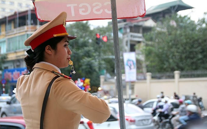 Tại điểm chốt ng&atilde; tư Nguyễn Ch&iacute; Thanh - Huỳnh Th&uacute;c Kh&aacute;ng (Đống Đa, H&agrave; Nội) nữ CSGT Nguyễn Ch&acirc;u Linh, Đội CSGT số 3 chia sẻ: &ldquo;Như c&aacute;c chị em, t&ocirc;i cũng rất mong đợi ng&agrave;y 8/3 để được b&ecirc;n người th&acirc;n v&agrave; gia đ&igrave;nh, được nhận qu&agrave; từ người th&acirc;n nhưng vẫn phải đặt nhiệm vụ l&ecirc;n h&agrave;ng đầu&rdquo;.