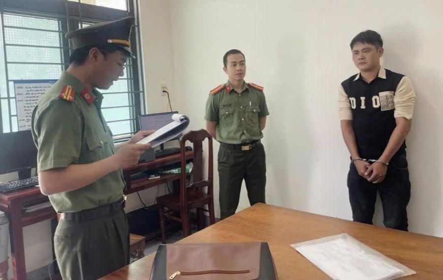 Công an tỉnh Gia Lai đọc quyết định bắt tam giam đối với Huỳnh Công Thanh. Ảnh: CA Gia Lai.