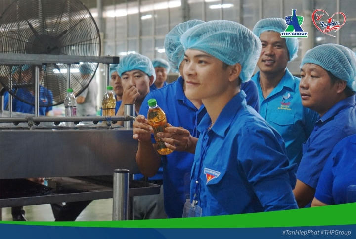 Trong năm 2020, các cá nhân đạt giải thưởng Quả cầu vàng tới tham quan dây chuyền công nghệ tại nhà máy Tân Hiệp Phát.