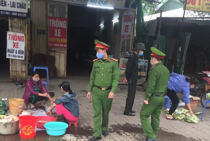 CSTT nhắc nhở và tuyên truyền người dân buôn bán ở các chợ dân sinh phải thực hiện nghiêm quy định đảm bảo an toàn