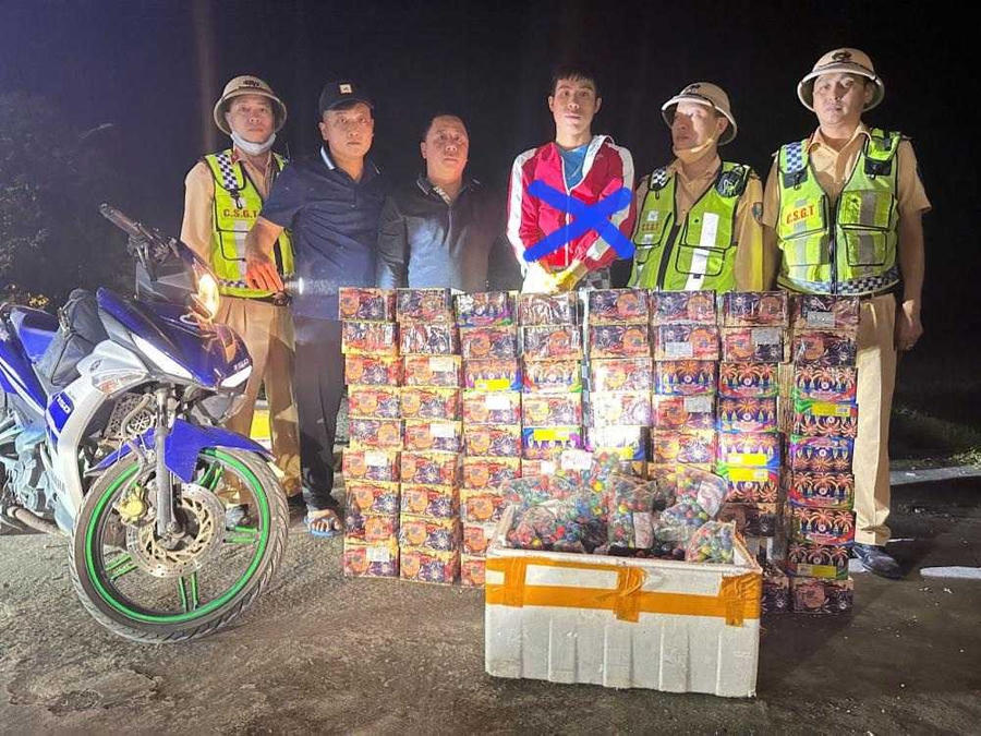 Đối tượng Lê Khắc Chiến (X) cùng tang vật - Ảnh Công an Hà Tĩnh.