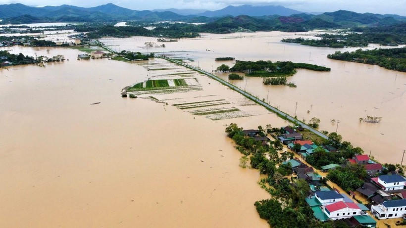 Tình trạng ngập lụt ở Trung Bộ gây thiệt hại rất lớn về tài sản và tính mạng của người dân.
