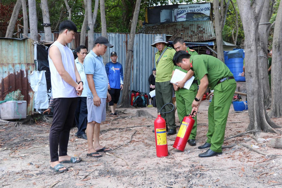 Lực lượng chức năng kiểm tra và hướng dẫn nhân viên khu nghỉ dưỡng Gầm Ghì La Varenda sử dụng thiết bị chữa cháy.