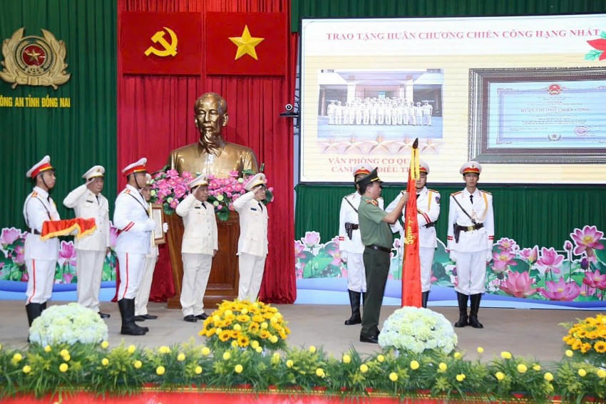 Thừa ủy quyền của lãnh đạo Đảng, Nhà nước, Thiếu tướng Đặng Hồng Đức, Ủy viên Đảng ủy Công an Trung ương, Thứ trưởng Bộ Công an đã trao tặng nhiều phần thưởng cao quý cho các cá nhân, tập thể Công an tỉnh Đồng Nai.