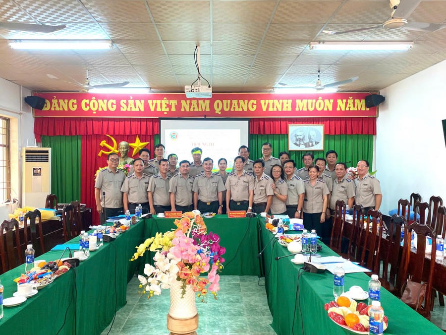 Thành viên khối thi đua các Chi cục THADS tỉnh Kiên Giang - tỉnh Bạc Liêu chụp ảnh lưu niệm tại Hội nghị
