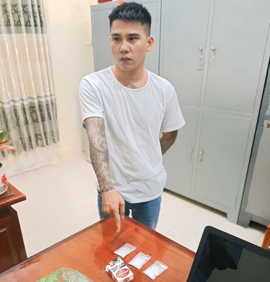 Đối tượng Huỳnh Khải cùng tang vật tại cơ quan Công an.