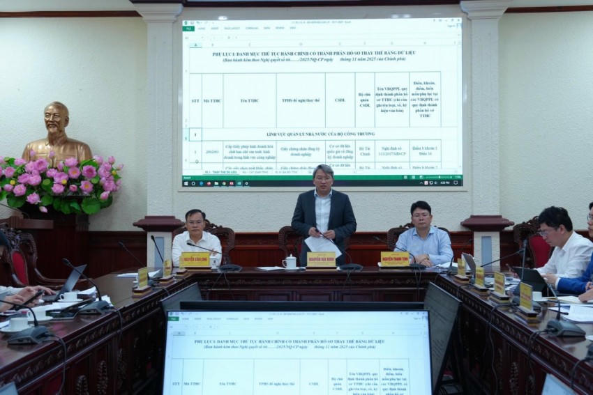Bộ trưởng Nguyễn Hải Ninh chủ trì cuộc họp.