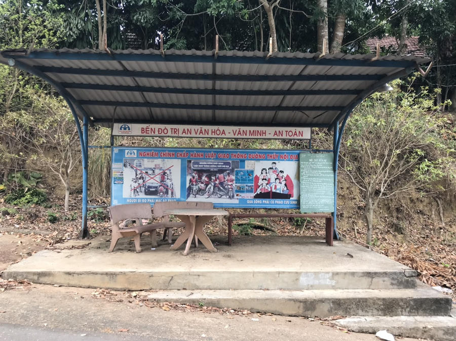 Tại nhà chờ hai bên bến đò xuất hiện các khẩu hiệu, hình ảnh chấp hành luật giao thông đường thủy khi đi qua sông.