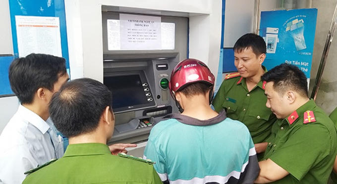 Cảnh sát tiến hành thực nghiệm điều tra vụ án (ảnh Xuân Bắc)