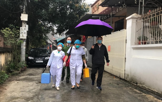 Tổ tiêm chủng lưu động cùng lực lượng hậu cần đảm bảo an toàn trong quá trình tiêm vắc xin tại nhà cho người già, yếu .