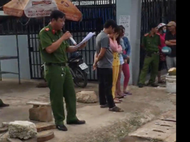 Hình ảnh được cho là Công an thị trấn Dương Đông công khai danh tính, hành vi của người mua bán dâm.