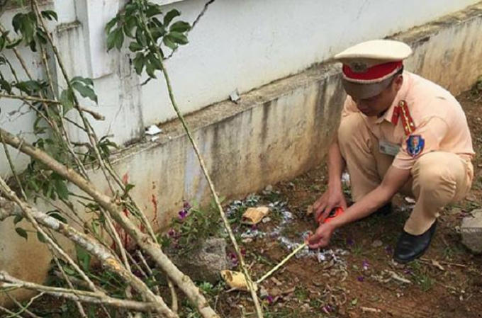 Lực lượng chức năng khám nghiệm hiện trường vụ tai nạn (ảnh Dân Việt).