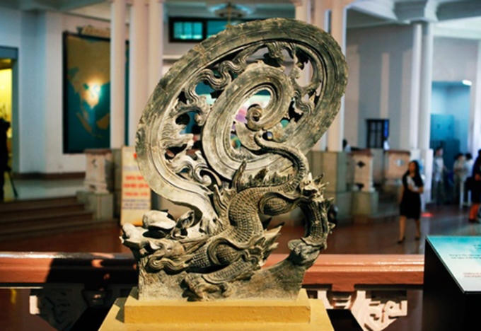 Linh vật Tượng Si Vẫn làm bằng đất nung, từ thời Lê Trung Hưng ở thế kỷ XVII-XVIII. Đây là linh vật xuất phát từ trí tưởng tượng dân gian về một loại động vật biển đầu rồng, thân cá, đuôi cong tròn mỗi khi đập sóng là có mưa. Người xưa còn gọi Si Vẫn bằng tục danh là con Kìm, thường đắp lên trên các công trình kiến trúc với ý nghĩa để tránh hỏa hoạn.