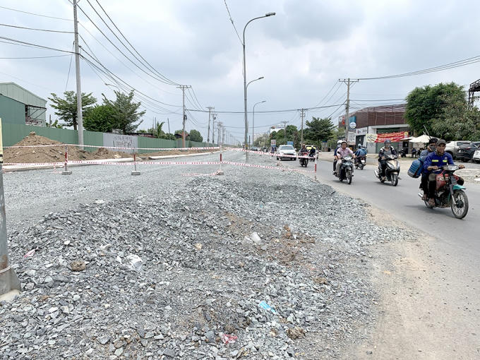 Dự án mở rộng đường Đỗ Xuân Hợp thi công dang dở do chờ mặt bằng. Ảnh: Đỗ Loan.